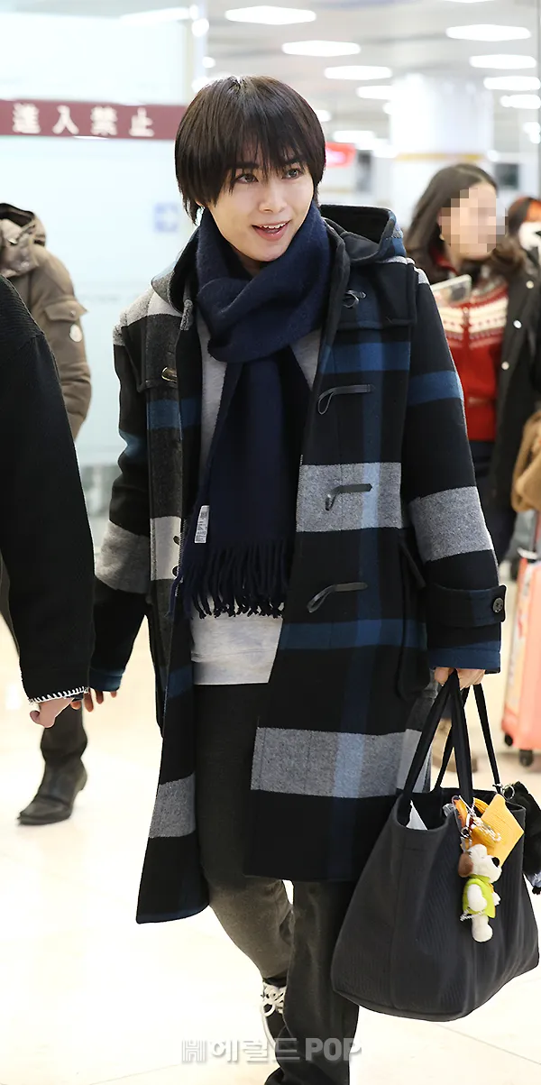 大西流星走在最後，被淹沒在人潮中。翻攝heraldpop