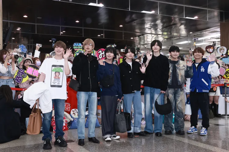 浪花男子去年底首度來台，600名粉絲在松山機場站守秩序迎接偶像。彭欣偉攝