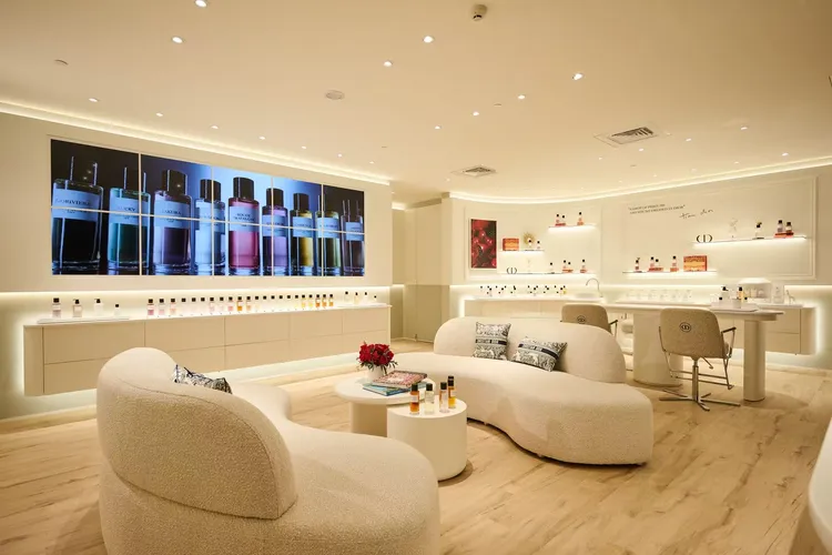「迪奧香氛世家」台灣首家免稅旗艦店，為顧客提供一個精緻且放鬆的香氛體驗空間。品牌提供