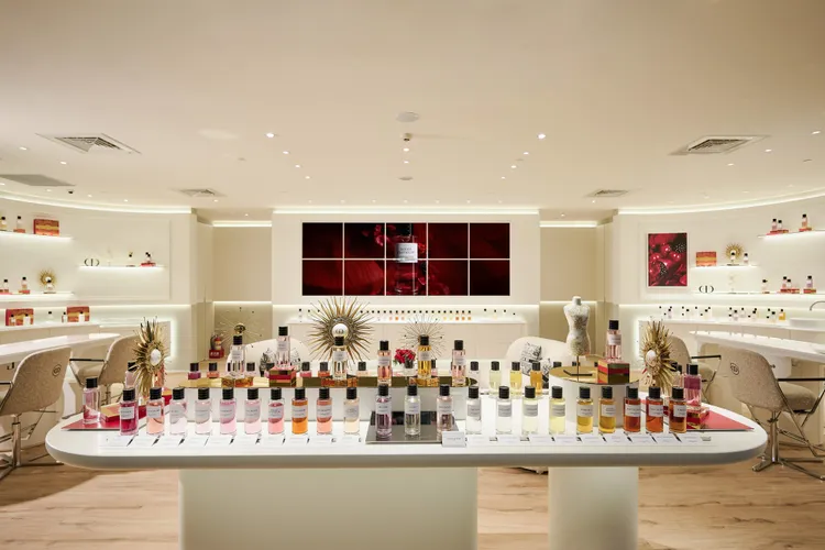 「迪奧香氛世家」近日全面改版商品容量及包裝，並於台灣首家免稅旗艦店搶先全球發售。品牌提供