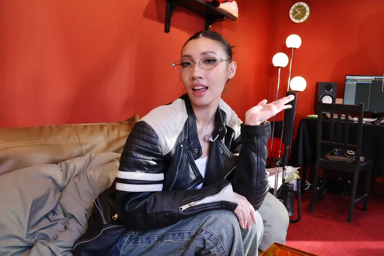 Karencici 挑戰在信義區玻璃屋待24小時。莊宗達攝