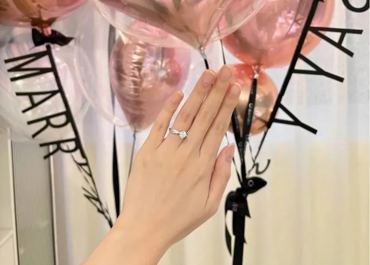 陳大天向女友獻上大鑽戒。翻攝陳大天IG