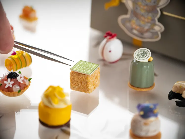 行政西點主廚趙崇曦以潘海利根「英倫雋永系列」璀璨芬芳的香韻詮釋為靈感啟發，結合品牌經典之作「月亮女神淡香水」中的香氛元素，交織百年香氛歷史所蘊含的英式風情，為甜品賦予宛若月光輕柔撒落的絢麗詩意與藝術美感，匠心雕琢以色彩斑斕的午後甜點盛宴。台北文華東方酒店提供