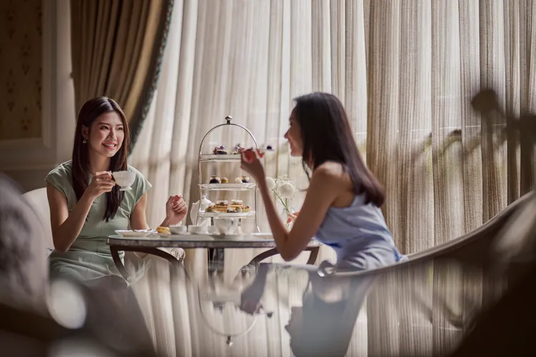 「青隅」擁有著歐式雍容氛圍，感受日光傾瀉而入的迷人時刻，宛若時光流轉至19世紀，淑女們愜意談天恣享親暱俏皮的午後茶會，致敬潘海利根百年風華。台北文華東方酒店提供