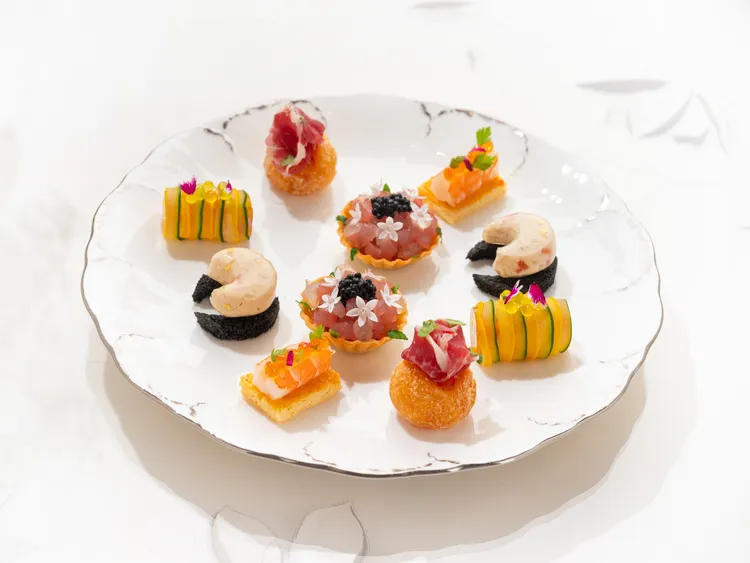 鹹點延續華美繽紛之符碼，行政主廚馮俊傑精選健康清爽的食材，並搭配以魚子醬及伊比利火腿等鮮美元素，巧妙創作多款外型吸睛、鹹香迷人小點。台北文華東方酒店提供