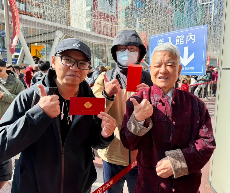 行政總經理杜金森（右起1）特別發紅包給排第一、二位民眾新春討吉利。SOGO提供