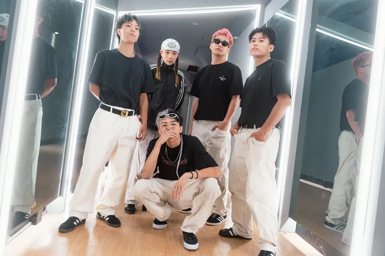 Central Breaker成員小馬（左起）、Sophia、小勳Yoga、小志、成成_0。三立提供