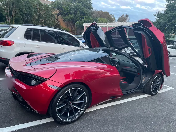 新北警破獲ACE王牌交易所詐騙案，查緝人員現場查扣現金及千萬跑車。新北警方提供