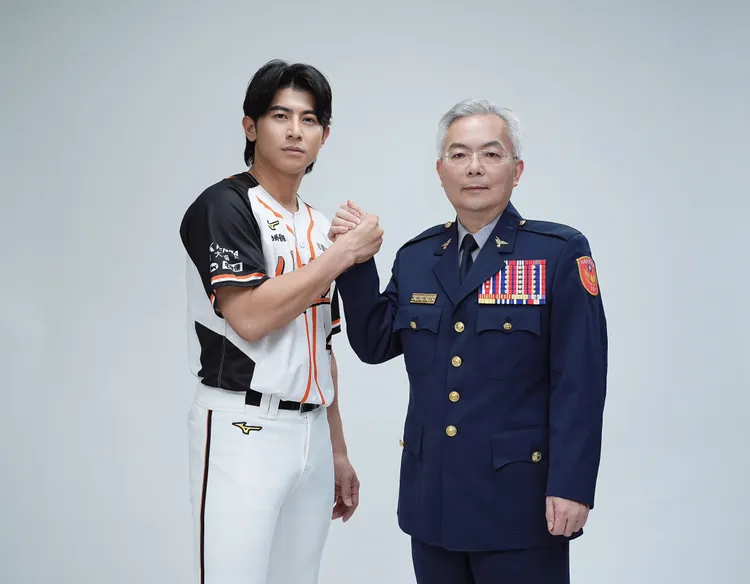 棒球金牌國手陳傑憲（左）與警政署長張榮興並肩作戰，力抗詐騙集團。