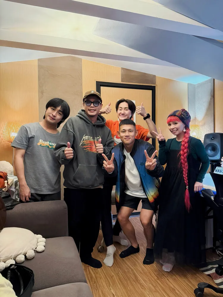 草屯囝仔與許哲珮（右）、旺福小民（右2後）。圖／宇宙信號提供