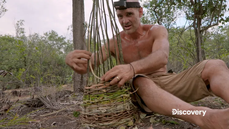 艾德憑藉豐富求生經驗自製魚籠，試圖以漁獲對抗飢餓。Discovery提供