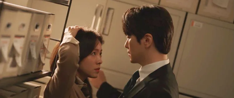 李浚赫（右）為避免韓志旼太專心公事撞到頭，伸手護著她的頭。翻攝Hami Video