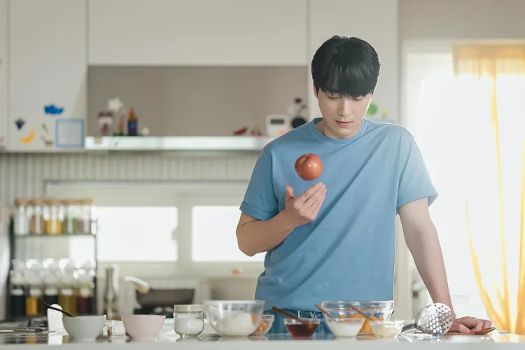 李浚赫戲裡是單親爸，擁有一手好廚藝。翻攝ACE FACTORY