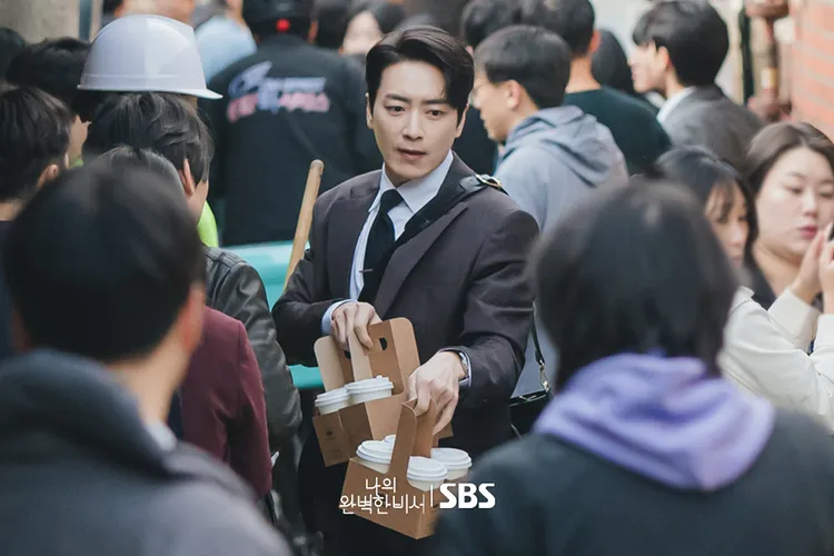 李浚赫劇中變身最強秘書，跑腿買咖啡。翻攝SBS