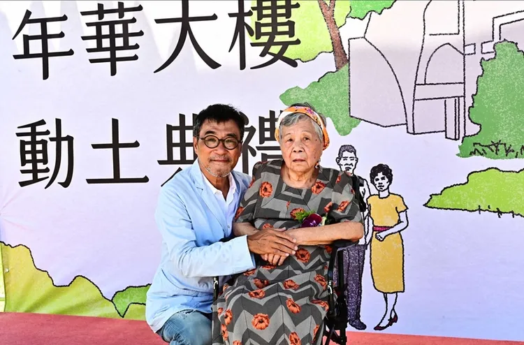 李宗盛（左）當時還帶著96歲母親出席長照大樓動土儀式。圖／摘自相信音樂官網