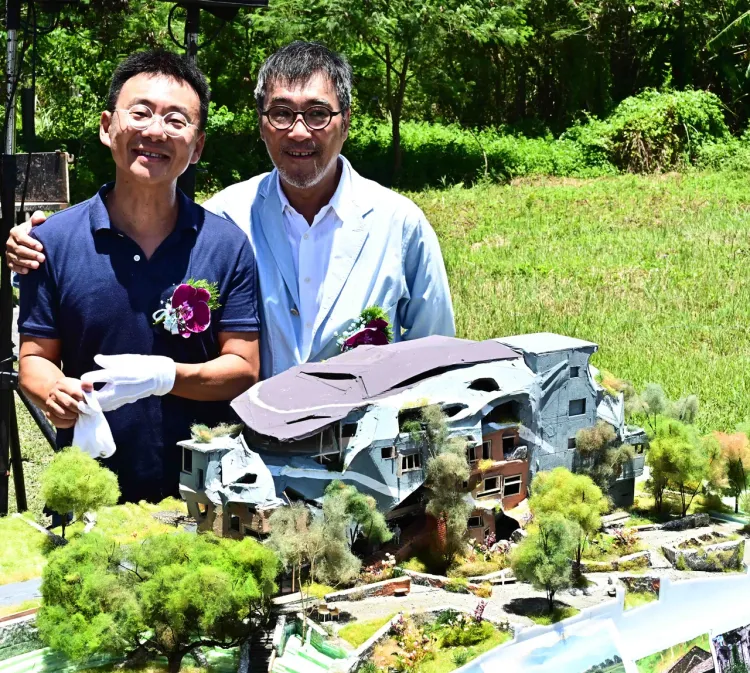 李宗盛（右）邀建築師好友黃聲遠規畫設計長照大樓建物外觀。圖／摘自相信音樂官網