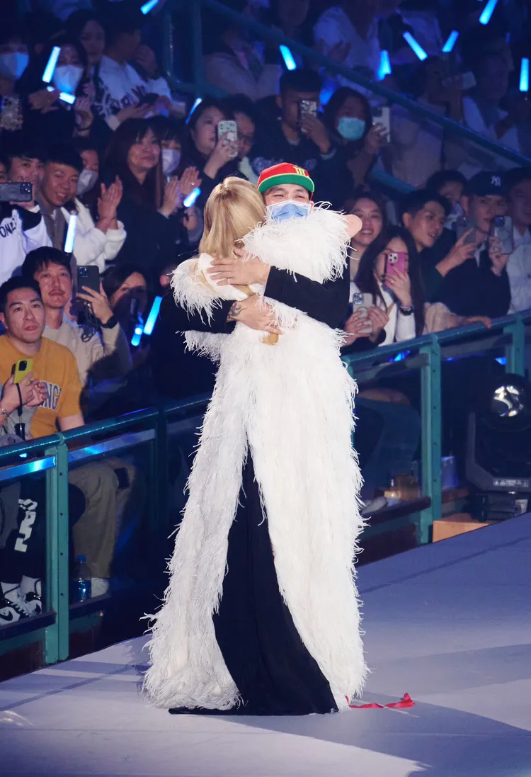 A-Lin昨晚獻愛的抱抱鼓勵抗癌粉絲。圖／众悅娛樂提供