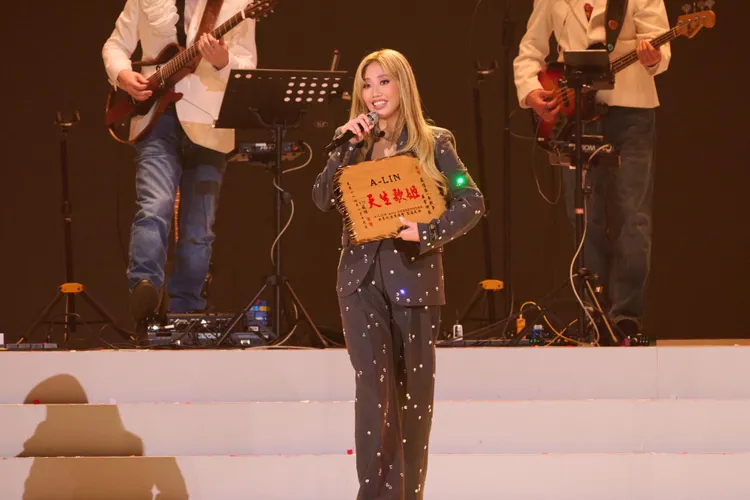 昨晚有粉絲送匾額讚A-Lin美聲。圖／众悅娛樂提供