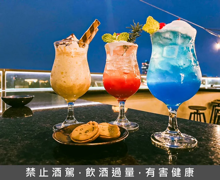 響應高雄燈會「2025 Kaohsiung Wonderland 冬日遊樂園」， Pier No.1 高空酒吧延續「酒精遊樂園」主題，推出期間限定「吉伊卡哇」主題調酒。高雄英迪格酒店提供
