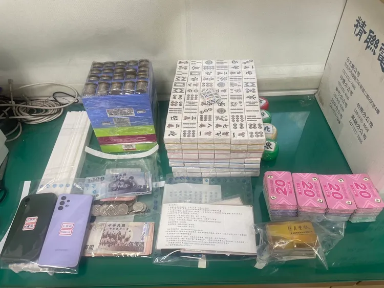 警方查扣賭具。第一分局提供