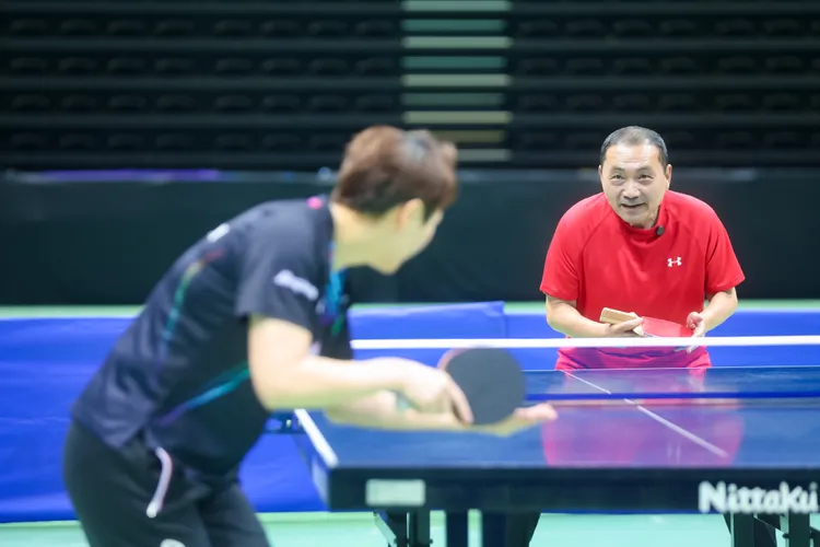 新北市長侯友宜找上桌球國手陳思羽擔任指導教練，特訓桌球技巧。新北市府提供