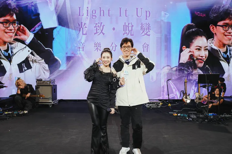 A-Lin男粉（右）跳槽示愛徐懷鈺。圖／滾石唱片提供