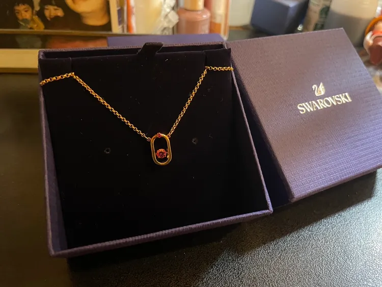 SWAROVSKI項鍊耀眼吸睛，輕鬆替穿搭增添絕美亮點。翻攝自「momo網購好物交流」