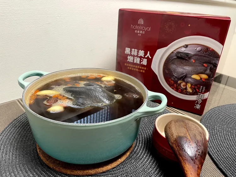 「北投老爺酒店年菜5件組」的黑蒜美人燉雞湯被不少人誇讚有誠意，適合寒冬補身。翻攝自「momo網購好物交流」