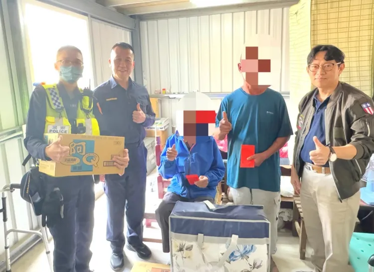 枋寮分局長林俊雄與吉村藥局執行長林振弘共同前往轄區關懷弱勢家庭。翻攝畫面