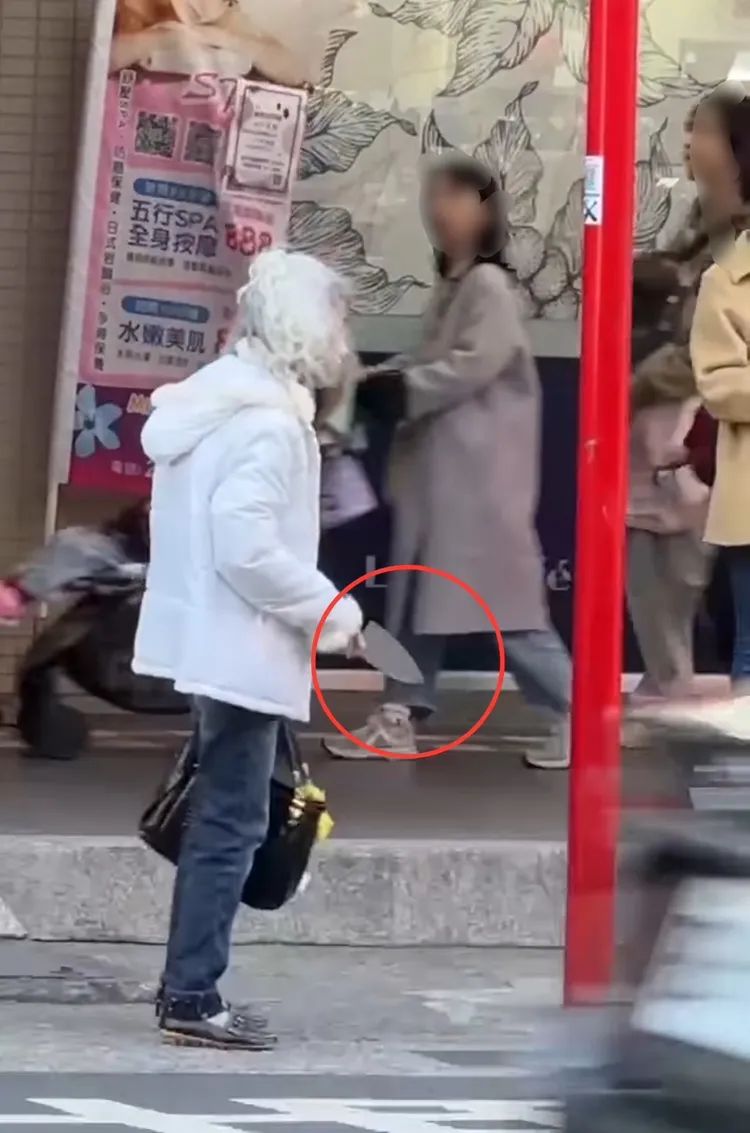 老婦街頭持刀揮舞，一旁還有民眾推著嬰兒車經過，趕緊加快腳步離開。翻攝自立達徵信社Threads