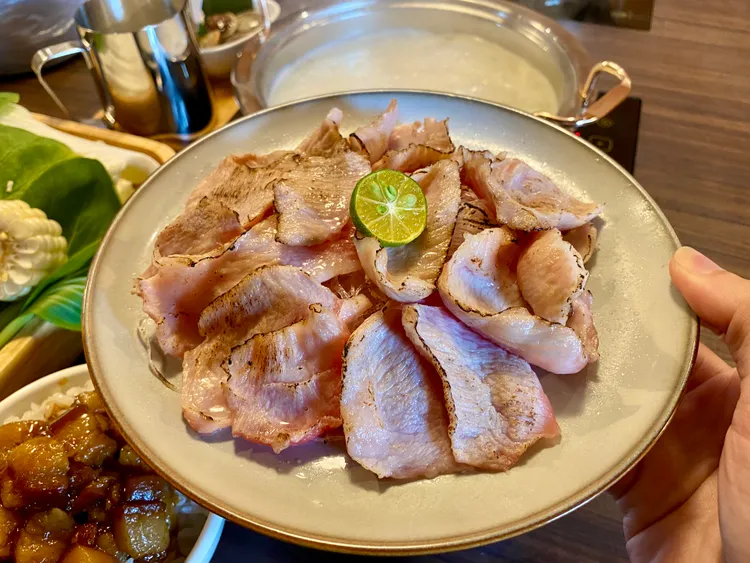 火鍋肉品可搭配先炙燒處理的「炙燒究好松阪豬」。莊偉祺攝