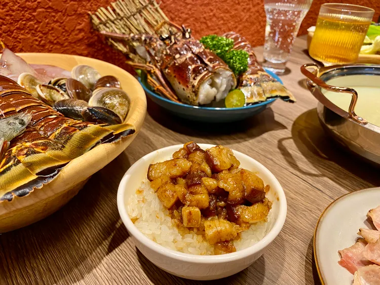 火鍋附餐可搭配「黑金古早味滷肉飯」。莊偉祺攝