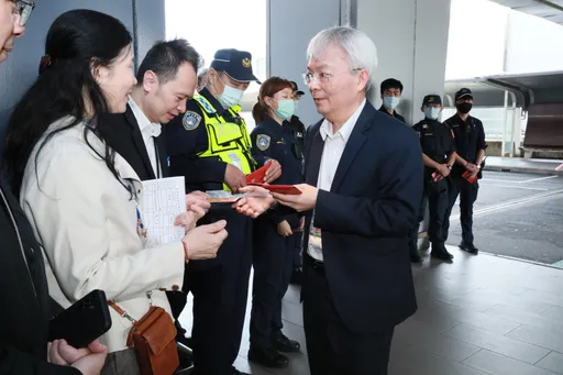 警政署長視察桃機疏運情形 發紅包慰勉第一線執勤航警