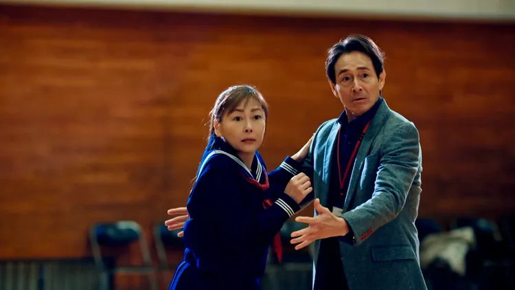 中山美穗（左）穿上水手服，跟吉田榮作攜手上演時隔35年的禁忌初戀故事。friDay影音提供