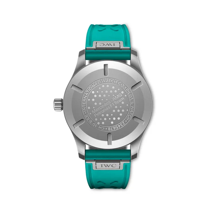 錶背刻有六角形圖案及「Mercedes-AMG Petronas F1 Team」字樣。品牌提供