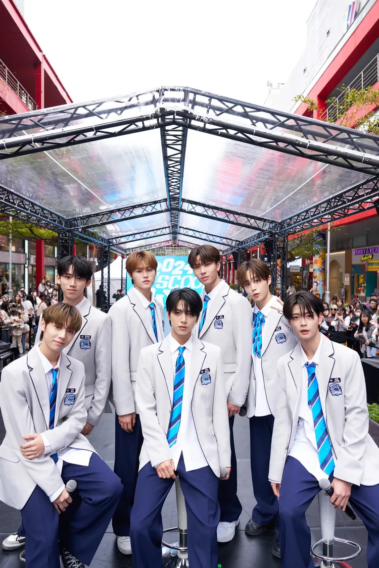 陳麒文、帝翁、美祥、王學駿、陳柏佑、彭义翔、朴鎮佑今在信義區跟粉絲見面。天空娛樂提供