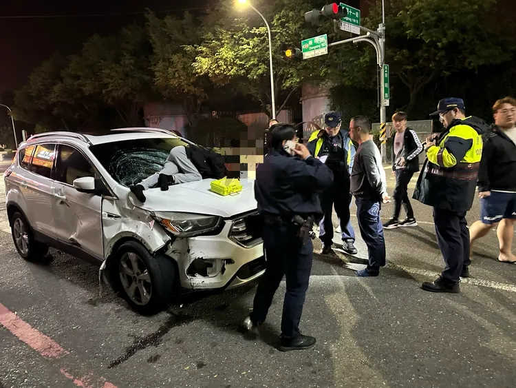 女乘客遭拖行百餘公尺，在引擎蓋上喊救命。民眾提供