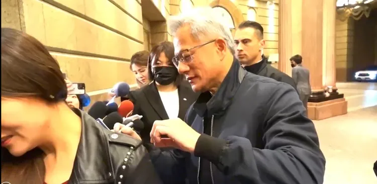 女粉絲興奮的轉身，要黃仁勳簽名在背後。特勤中心攝