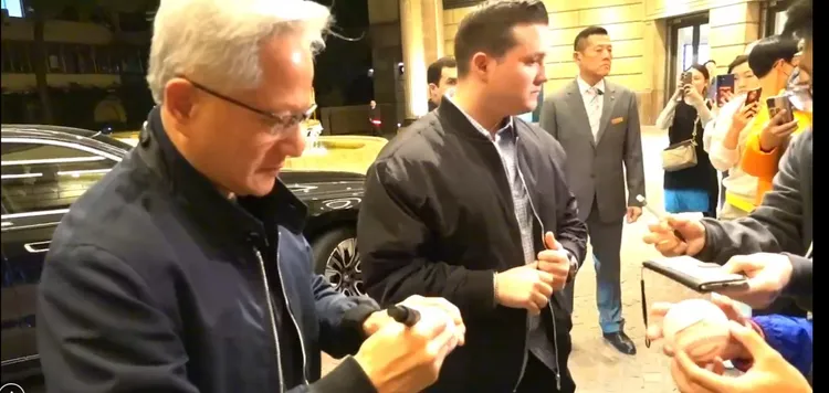 黃仁勳幫粉絲簽名棒球作紀念。特勤中心攝