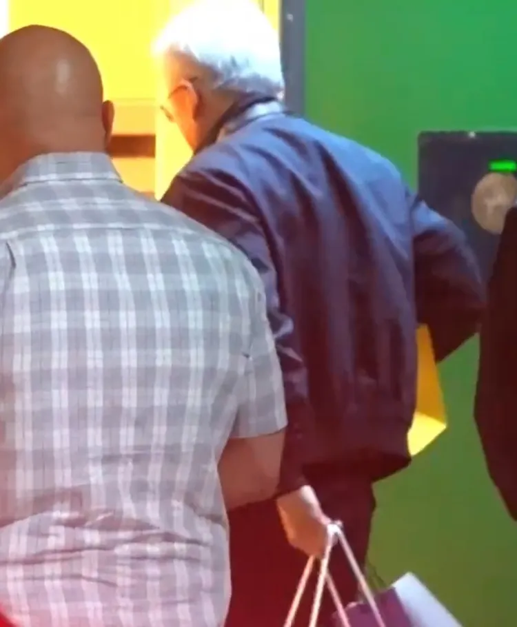 黃仁勳抱著一箱「東京食器」及提了幾袋伴手禮前往張忠謀豪宅拜年。特勤中心攝