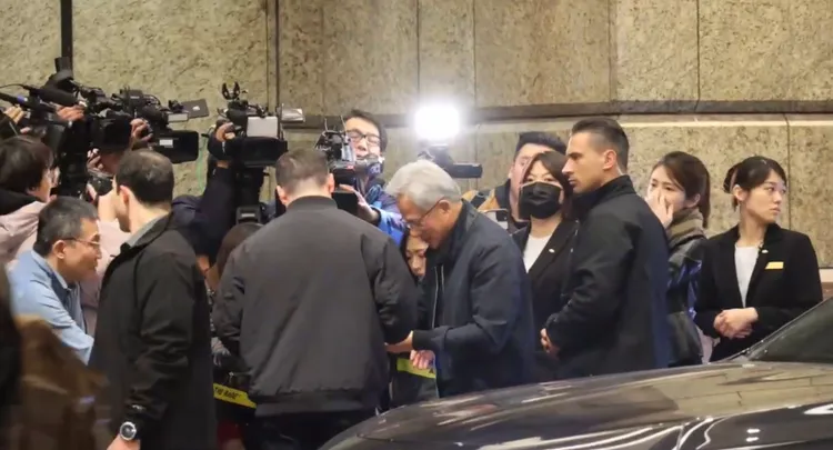 大批粉絲、媒體在飯店外守候，只為能跟黃仁勳見面簽名。特勤中心攝