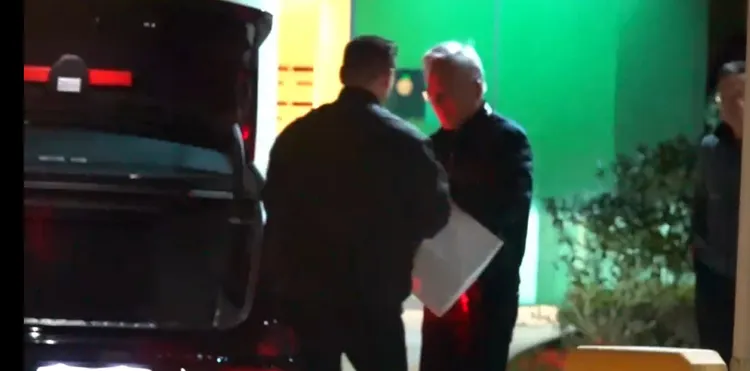 保鑣特別從後車廂拿出準備好的伴手禮給黃仁勳。特勤中心攝