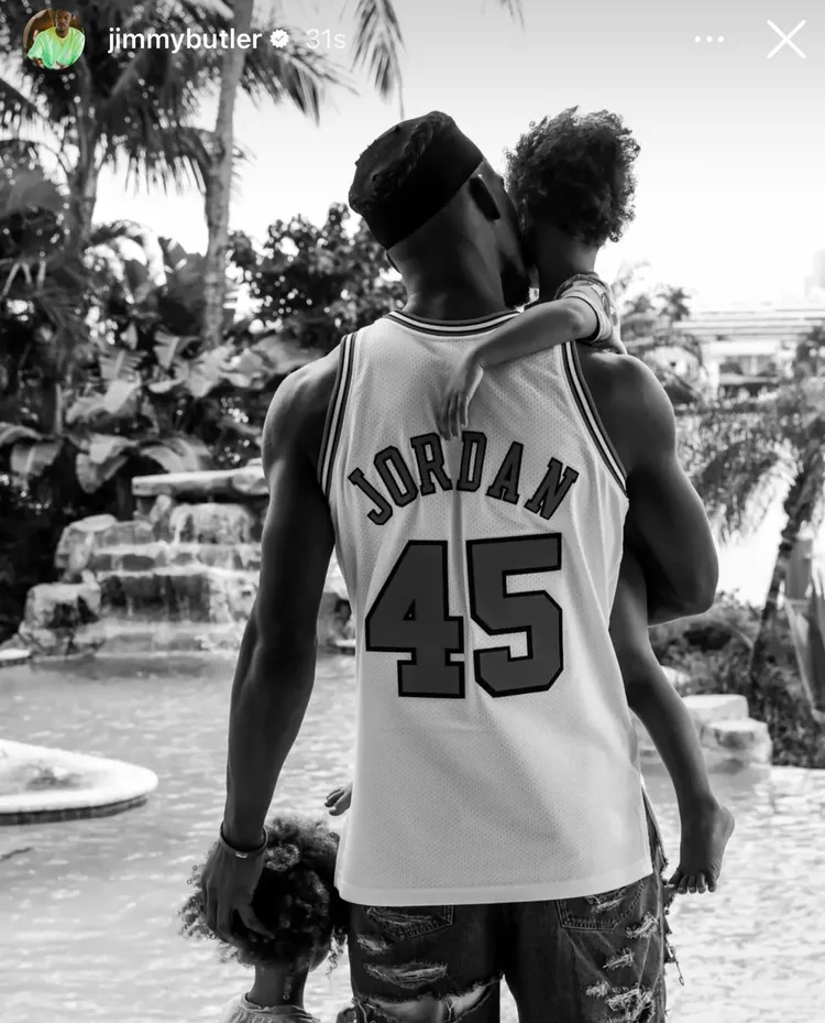 巴特勒穿上喬丹45號球衣。巴特勒X