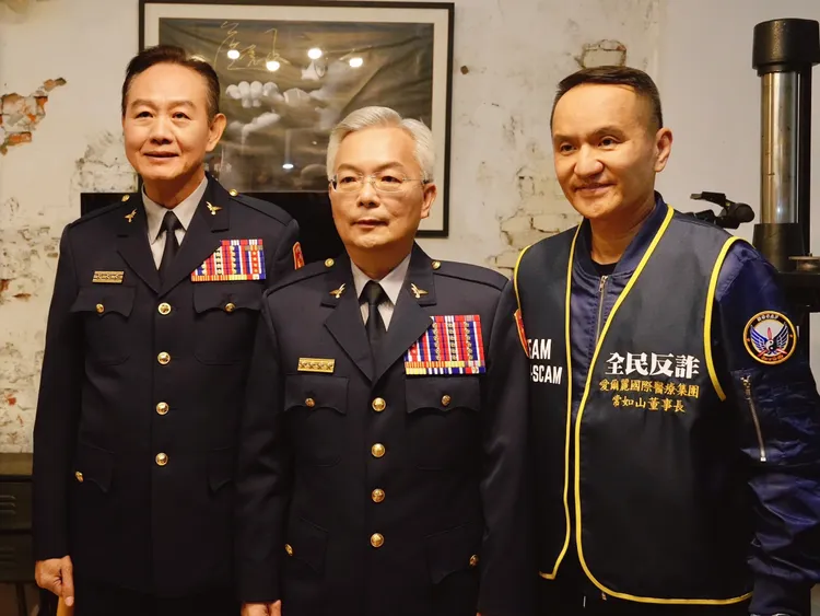 愛爾麗國際醫療集團常如山董事長（右起）與警政署長張榮興、刑事局長周幼偉聯手打擊詐欺犯罪。特勤中心攝