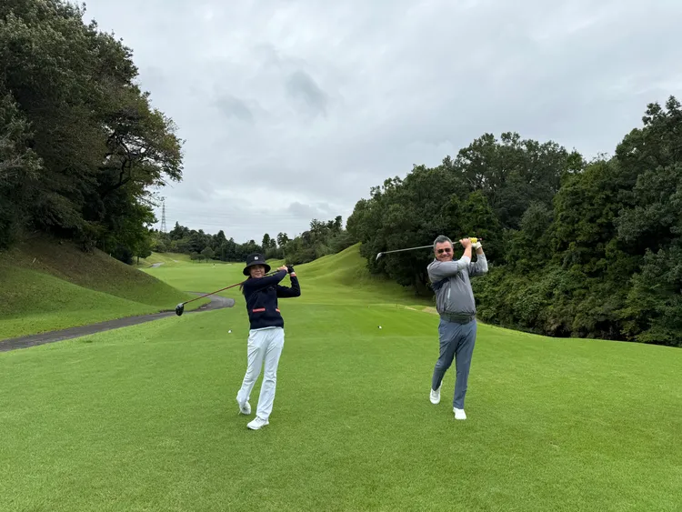 鄭德篆培育多位青少年高爾夫球選手，他認為防詐向下紮根的企業責任同樣責無旁貸，圖為鄭德篆與女兒。鄭德篆提供