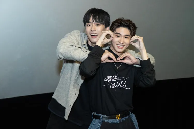 徐瑋澤（左）與朴靖恆擺出蝴蝶結手勢拍照。LINE TV提供