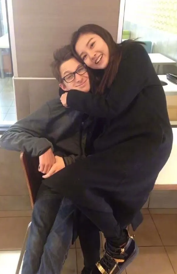 宋祖兒與白人帥哥黏在一塊，看似感情很好。翻攝小紅書