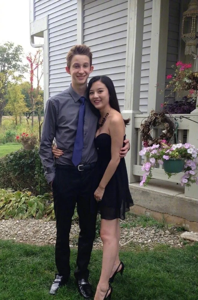 白人帥哥貼出昔日同框照，表示很想和宋祖兒見面。翻攝小紅書