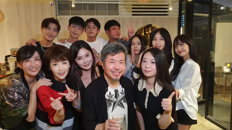 寇乃馨（前排左二）和黃國倫（前排右二）大膽起用新人，和《穿越黑暗擁抱你》的新生代演員們合影，演員潘奕如（前排左一）擔任該片戲劇指導，兼任演出。寇乃馨提供