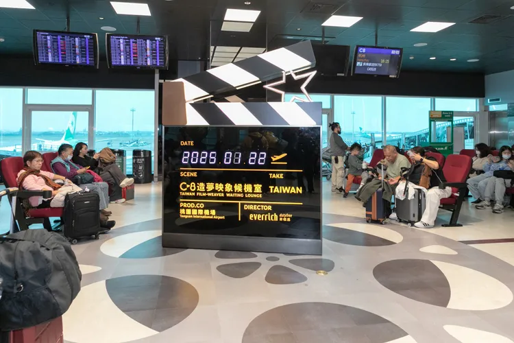 桃園國際機場C8造夢映象候機室以「台灣電影」為主題，設置大型場記板讓旅客與電影道具合影留下美好回憶。昇恆昌免稅商店提供